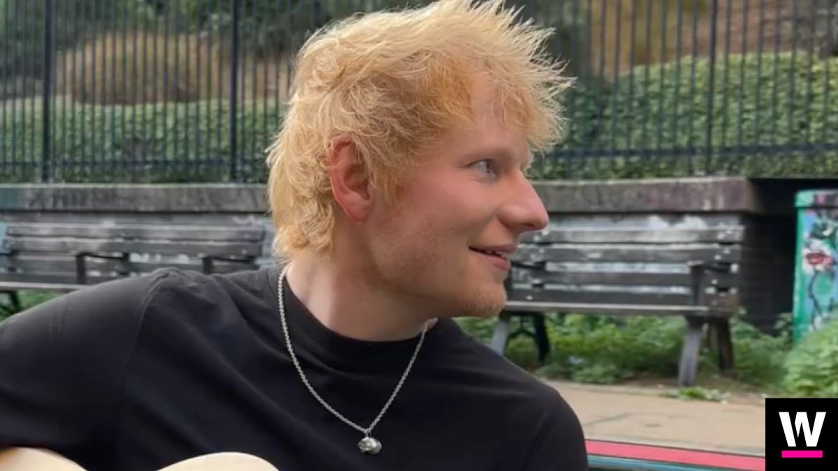 Ed Sheeran singt in London einem Fan vor.
