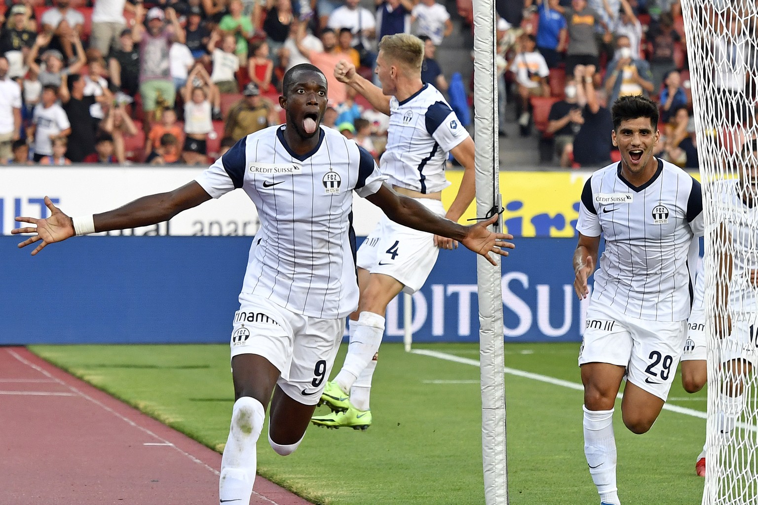 Der Zuercher Assan Ceesay bei seinem Jubellauf nach dem 2-1 fuer den FCZ beim Fussballspiel der Super League FC Zuerich gegen den Grasshopper Club Zuerich im Stadion Letzigrund in Zuerich am Samstag,  ...