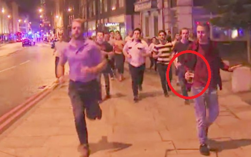 Mit dem Bier in der Hand auf der Flucht: So locker nimmt dieser Brite die Terrorattacke