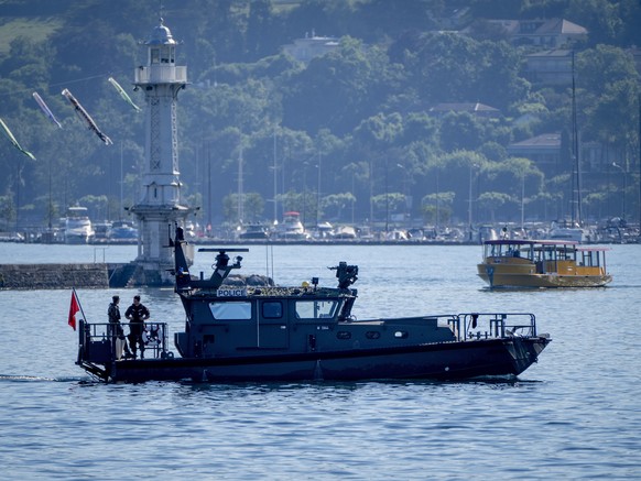 Ein Polizeiboot patrouilliert auf dem Lac Leman. 