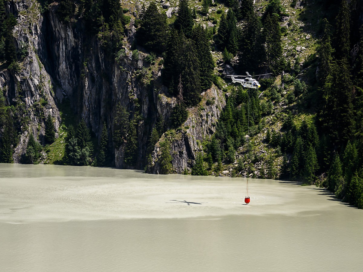 Un Super Puma de l'arm�e suisse se ravitaille en eau pour lutter contre l'incendie qui a fait rage vers Bitsch (VS) cet �t�.