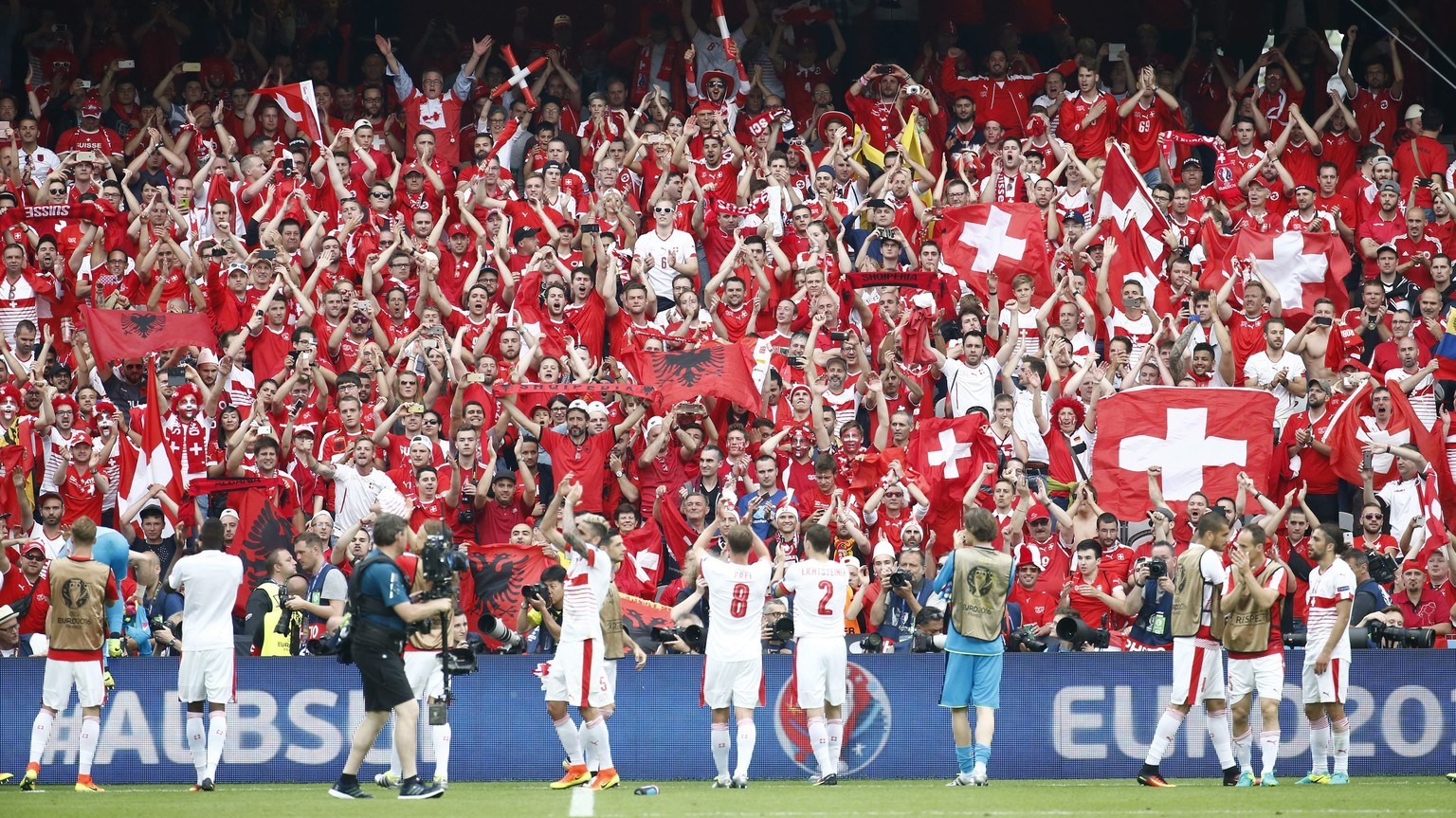 Die Nati und ihre Fans feiern den Sieg gegen Albanien. Schlägt die Schweiz Frankreich, ist sie Gruppensiegerin.