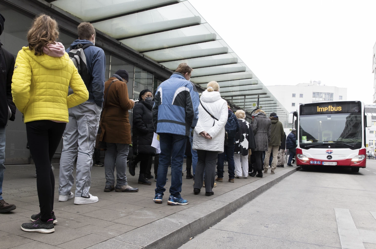 File d'attente devant un bus de vaccination à Vienne. En Autriche, la vaccination sera obligatoire à partir de février 2022.