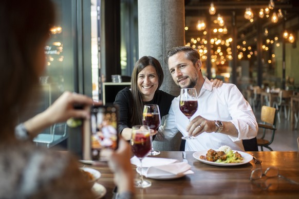 Gaeste posieren im Restaurant daizy, aufgenommen am Montag, 31. Mai 2021 in Zuerich. Ab heute duerfen die Restaurants auch die Tische im Innenbereich wieder besetzen. (KEYSTONE/Ennio Leanza)