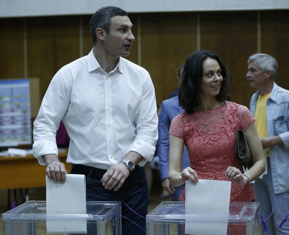 Natalia Klitschko und ihr Mann Vitali wählen den neuen Präsidenten der Ukraine in einem Wahllokal in Kiew.&nbsp;
