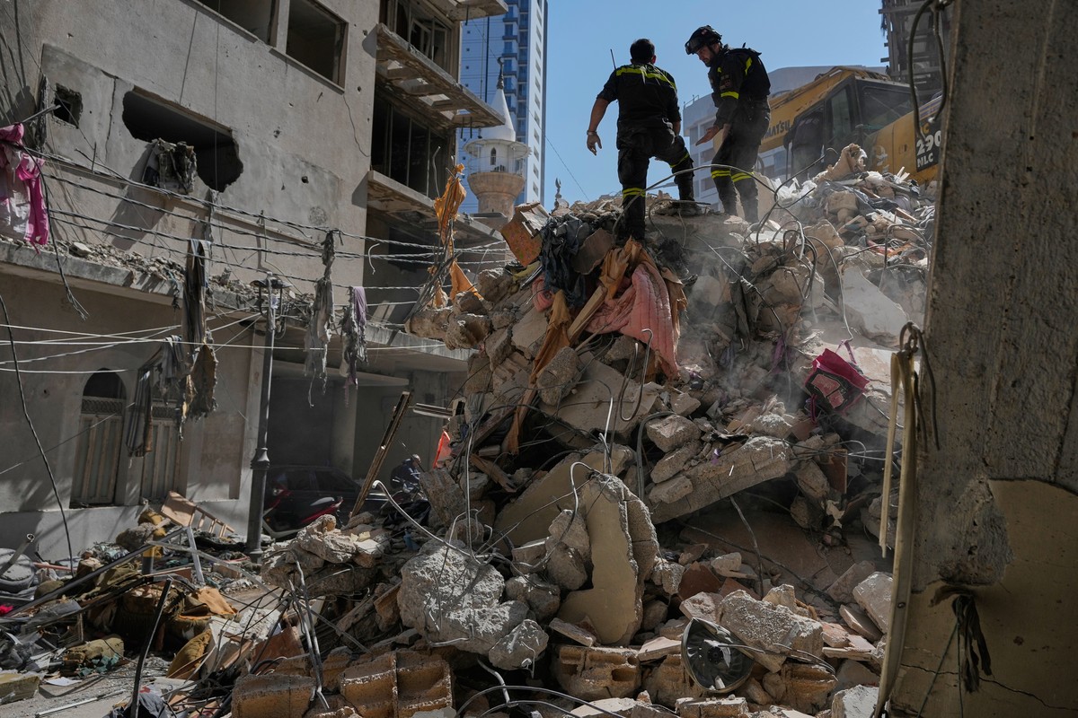 Lebanese civil defense workers inspect the rubble at the site of a building destroyed in an Israeli airstrike a day earlier in Beirut, Lebanon, Thursday, April 9, 2026. (AP Photo/Hussein Malla)
APTOPI ...