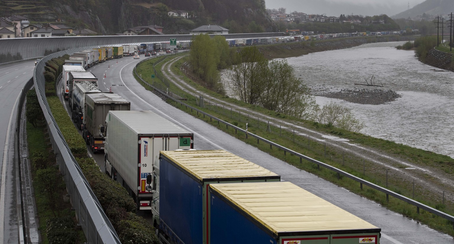 Augrund des schlechten Wetters mit Schnee und Regen staut sich der Verkehr auf der Autobahn A2 bei Bellinzona, am Donnerstag, 4. April 2019. (KEYSTONE/TI-PRESS/Davide Agosta)