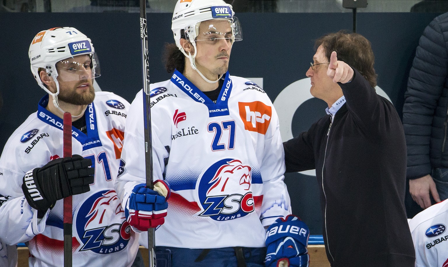 Zuerichs Fredrik Pettersson, Zuerichs Roman Wick und Zuerichs Cheftrainer Arno Del Curto, von links, im Eishockey Meisterschaftsspiel der National League zwischen dem EV Zug und den ZSC Lions am Samst ...