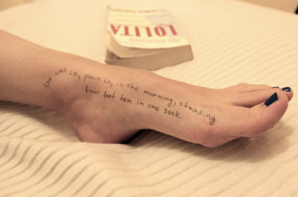 <p>Einen Tag vor Ablauf der Frist für das US-Justizministerium, alle Akten freizugeben, haben die US-Demokraten weitere Fotos aus dem Nachlass von Jeffrey Epstein veröffentlicht.</p>