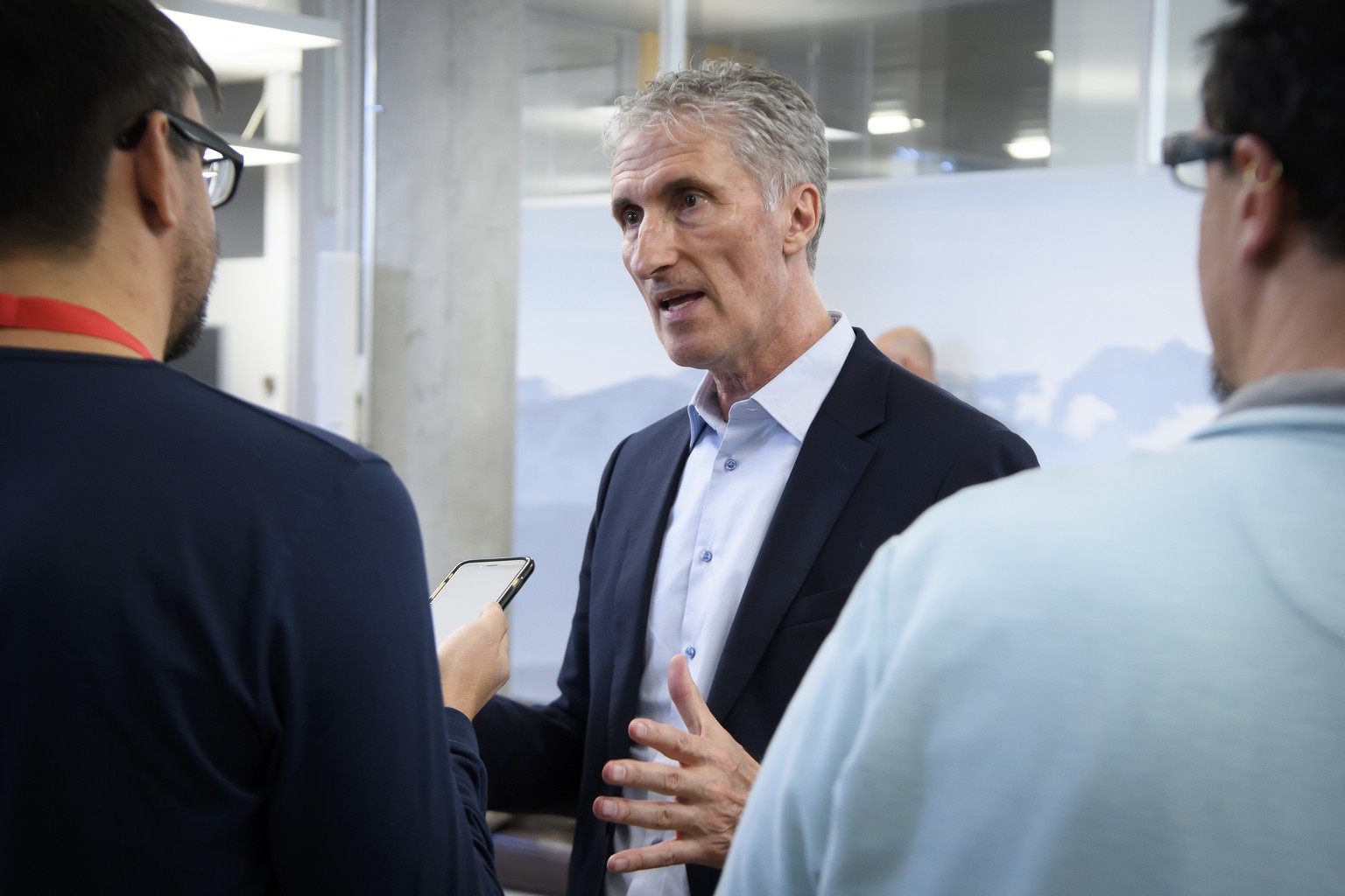 Peter Zahner, CEO ZSC, spricht mit Journalisten waehrend einer Medienkonferenz nach einer ausserordentlichen Ligaversammlung ueber die Entscheidungen betreffend dem Schweizermeister sowie den Auf- und ...