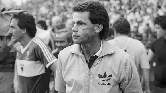 Ottmar Hitzfeld, Trainer des FC Aarau, rechts, und Karl Kueng, Spieler des FC Aarau, am Cupfinal zwischen dem FC Aarau und dem FC Neuchatel Xamax im Wankdorf-Stadion in Bern, aufgenommen am 27. Mai 19 ...