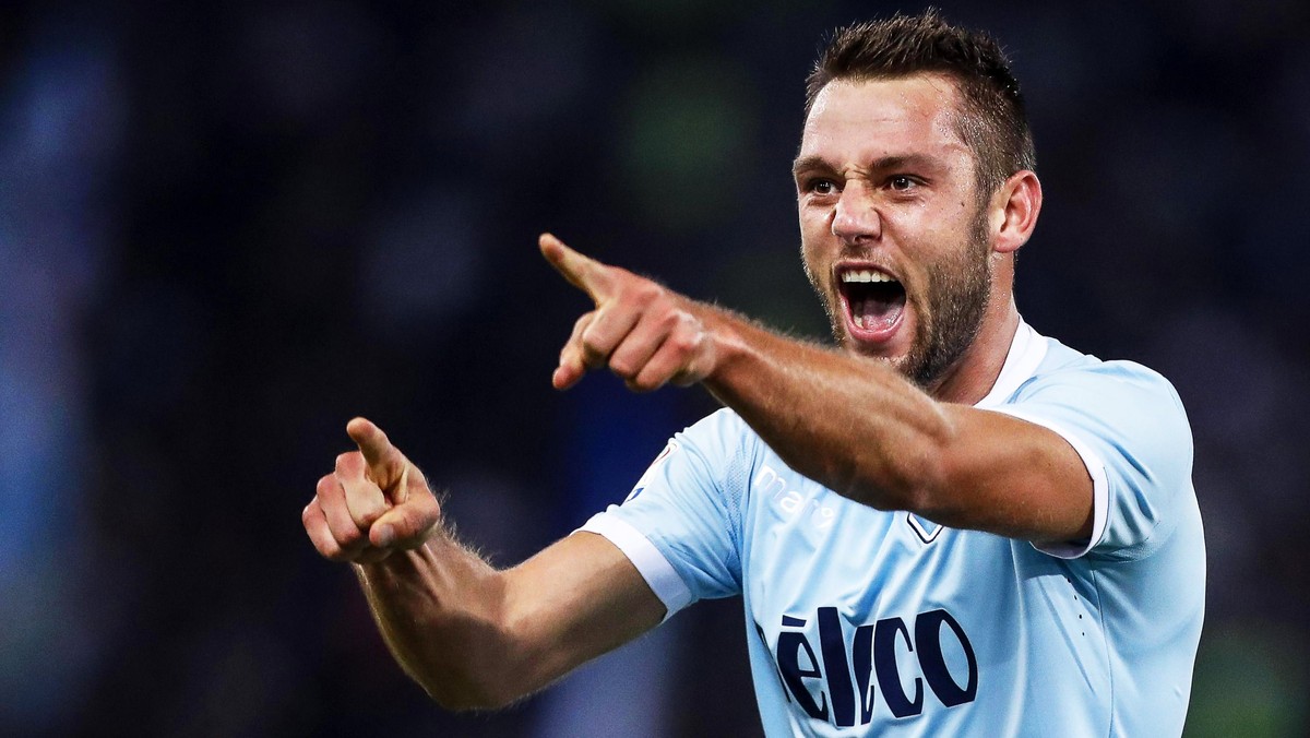 epa06216391 Lazio's Stefan de Vrij celebrates after scoring the 1-0 lead during the Italian Serie A soccer match between SS Lazio and SSC Napoli at Olimpico stadium in Rome, Italy, 20 September 2 ...