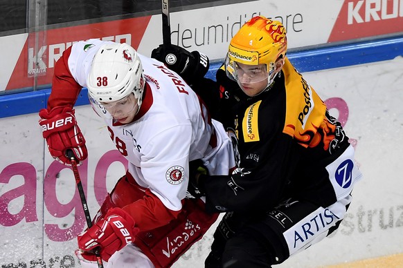 Lugano&#039;s Top Scorer Gregory Hofmann right, fights for the puck with Lausanne&#039;s player Lukas Frick, left, during the preliminary round game of National League Swiss Championship 2018/19 betwe ...