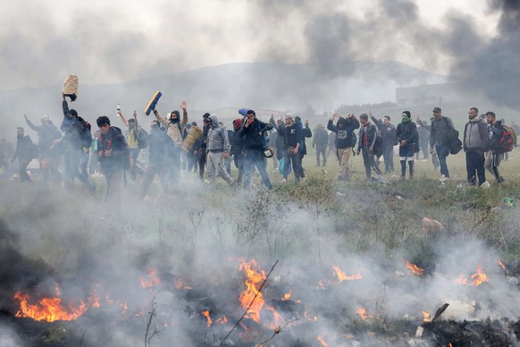 epa07488371 Refugees and migrants protest near a refugee camp in the village of Diavata, west of Thessaloniki, in northern Greece, 06 April 2019. The refugees gathered from camps or rent apartments al ...