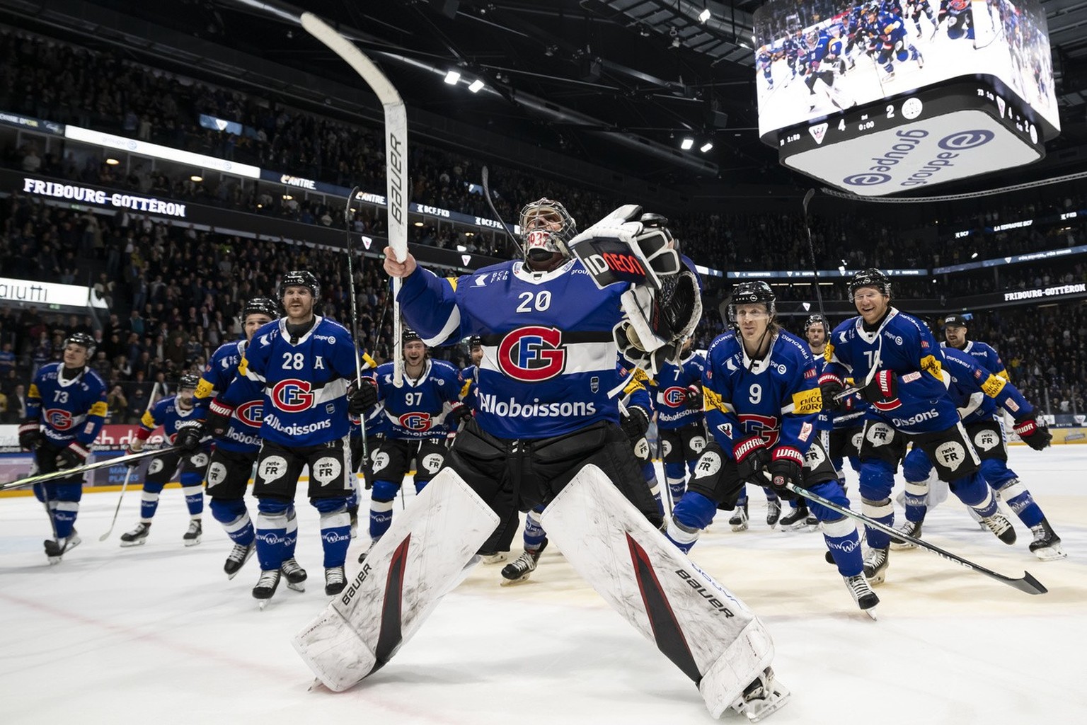 Le gardien Reto Berra (HCFG) et ses coequipiers celebrent la victoire 4-2 et la qualification pour les demi-finales, lors de l&#039;acte 7 du quart de finale des play-off du championnat suisse de hock ...