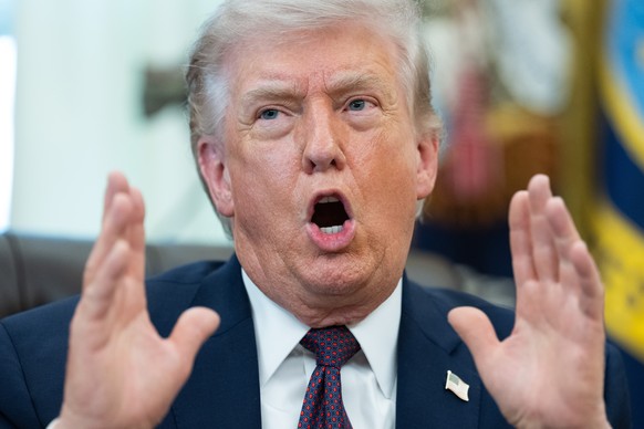 epaselect epa12863099 US President Donald J Trump gives remarks during an executive order signing event in the Oval Office of the White House in Washington, DC, USA, 31 March 2026. The order directs t ...