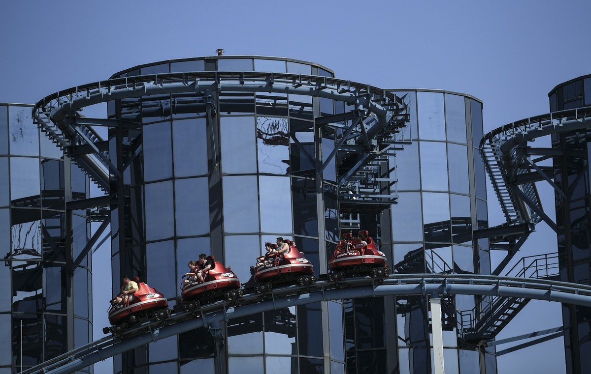 ARCHIV - 27.08.2019, Baden-W�rttemberg, Rust: Die Au�enaufnahme zeigt das Fahrgesch�ft "Euro-Mir" im Europa-Park. (zu dpa: ��D�-di-de-d��: Das sind die Erfinder des �Euro-Mir�-Songs�) Foto:  ...