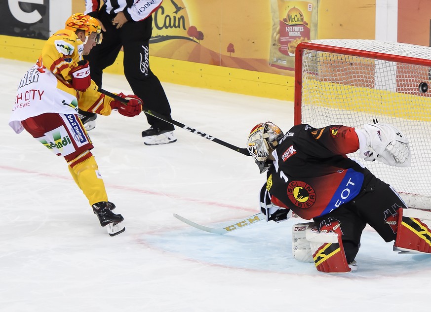 Biels Topscorer Toni Rajala, links, schiesst ein Penalty gegen Berns Goalie Niklas Schlegel, rechts, beim Eishockey Meisterschaftsspiel der National League zwischen dem SC Bern und den EHC Biel, in de ...