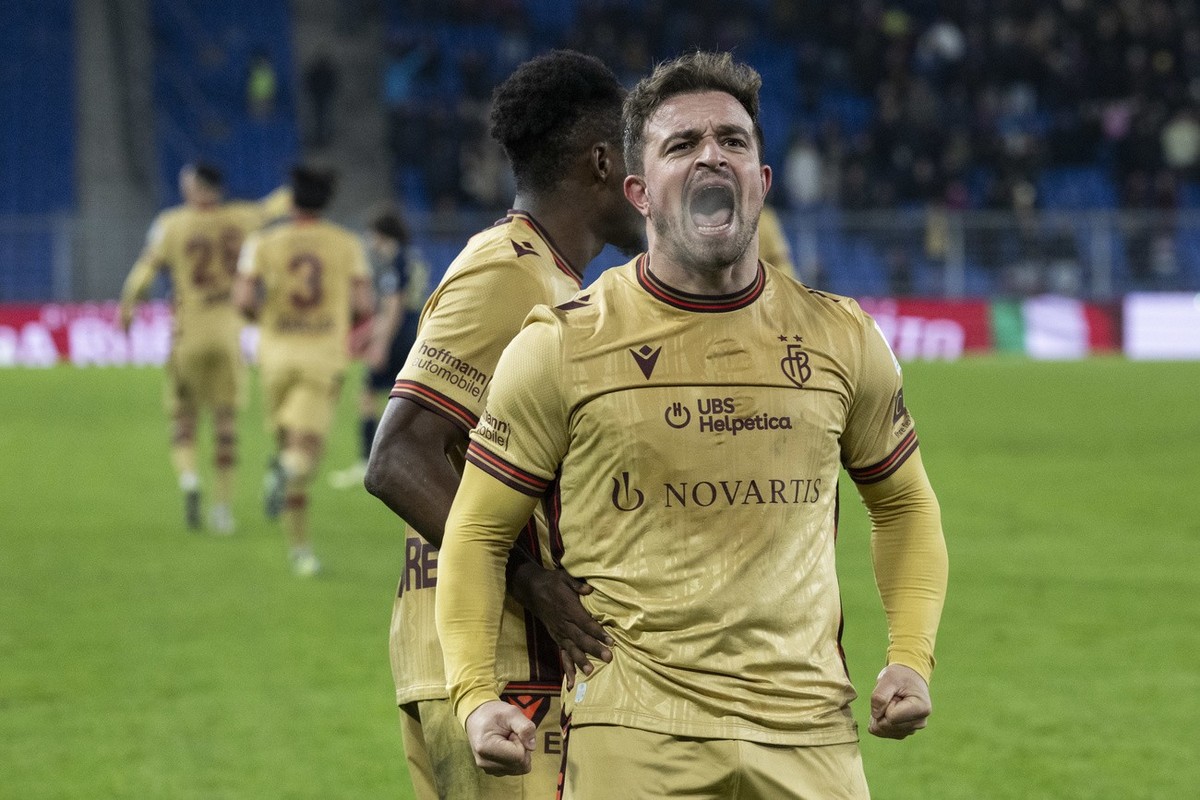 Xherdan Shaqiri (FCB) jubelt nach seinem 2:1 Tor im Fussball Meisterschaftsspiel der Swiss Super League zwischen FC Basel 1893, FCB,und Servette FC, SFC, im St. Jakob-Park, am Sonntag, 24. November 20 ...