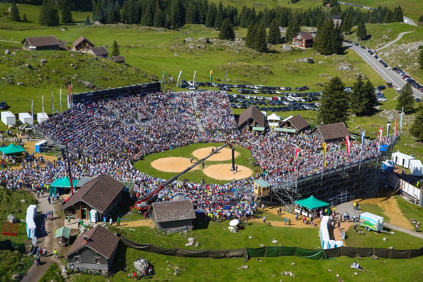 Zuschauer auf den Tribuenen am 20. Bergschwinget auf der Schwaegalp, aufgenommen am Sonntag, 11. August 2019, beim 20. Schwaegalp Schwinget im Kanton Appenzell Ausserrhoden. (KEYSTONE/Eddy Risch)
