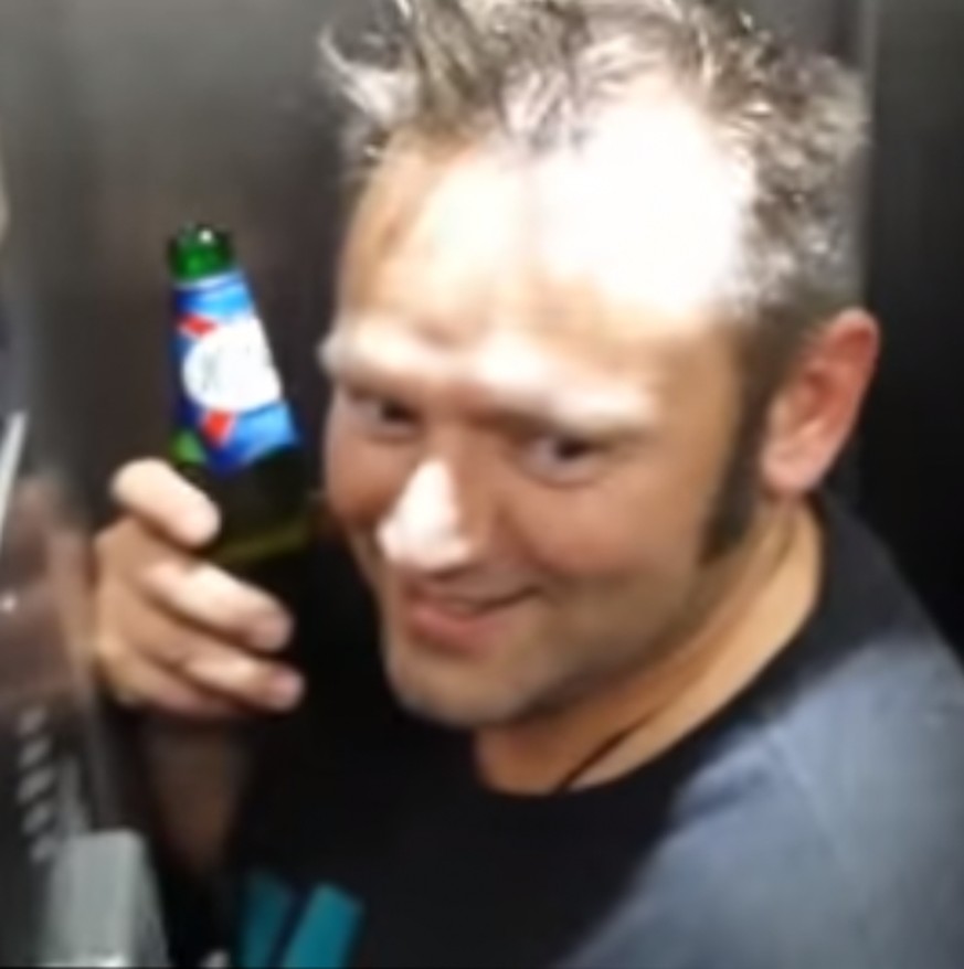 In drei Tagen zum Hit:  Der engste Lift der Welt (und diese zwei  Deutschen) gehen viral
