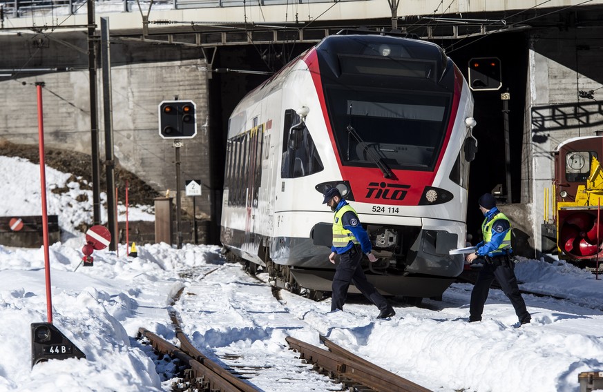 Der Unglueckszug bei der Unfallstelle eines Zugungluecks auf der Gotthard-Bergstrecke bei Airolo, am Dienstag, 5. Februar 2019. Am Dienstagmorgen sind zwei Bahnarbeiter von einem Zug erfasst worden. E ...