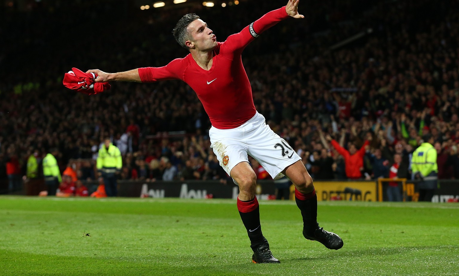 Robin van Persie feiert seinen Last-Minute-Ausgleich gegen Chelsea.