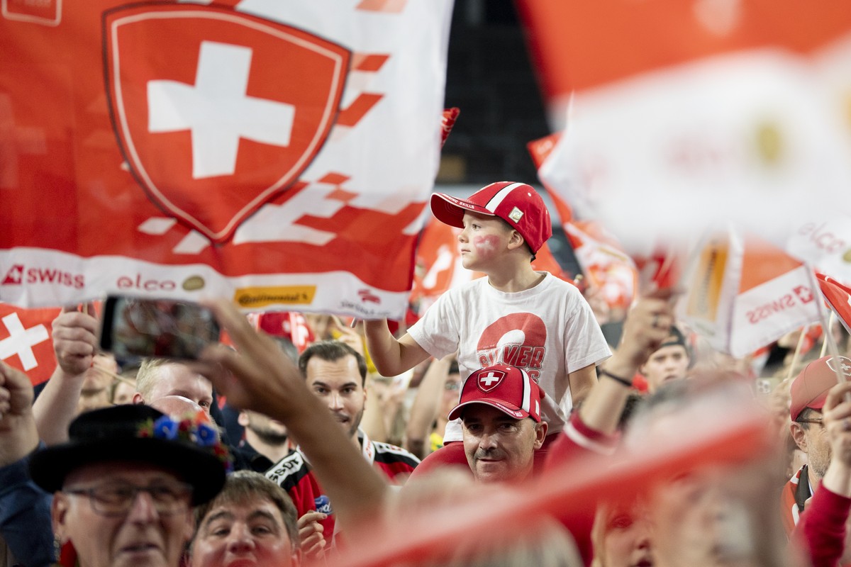 KEYPIX - Fans beim Empfang der Schweizer Eishockey Nationalmannschaft nach dem Gewinn der Silbermedaille an der Eishockey-Weltmeisterschaft in Stockholm, am Montag, 26. Mai 2025 in der SwissArena in K ...
