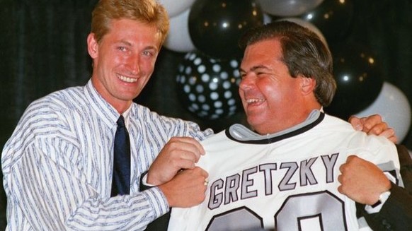 McNall freut sich über seinen Gretzky-Coup.