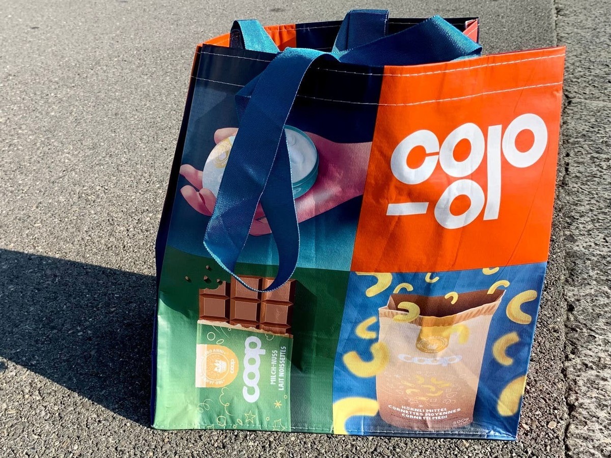 Voilà à quoi ressemblent les sacs au logo rétro.