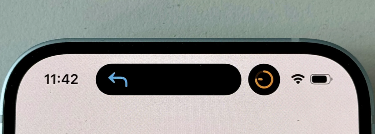 Dynamic Island auf dem iPhone 15: Interaktive Informationsclips zu im Hintergrund aktiven Apps. Hier die Navigation und ein laufender Timer.