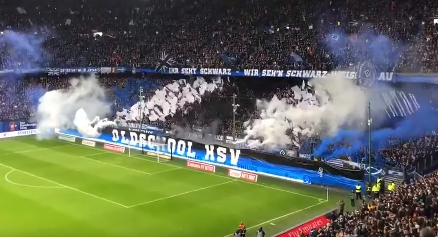 Pyro-Premiere: Hamburg-Fans zündeten am Samstag erstmals legale Rauchtöpfe.