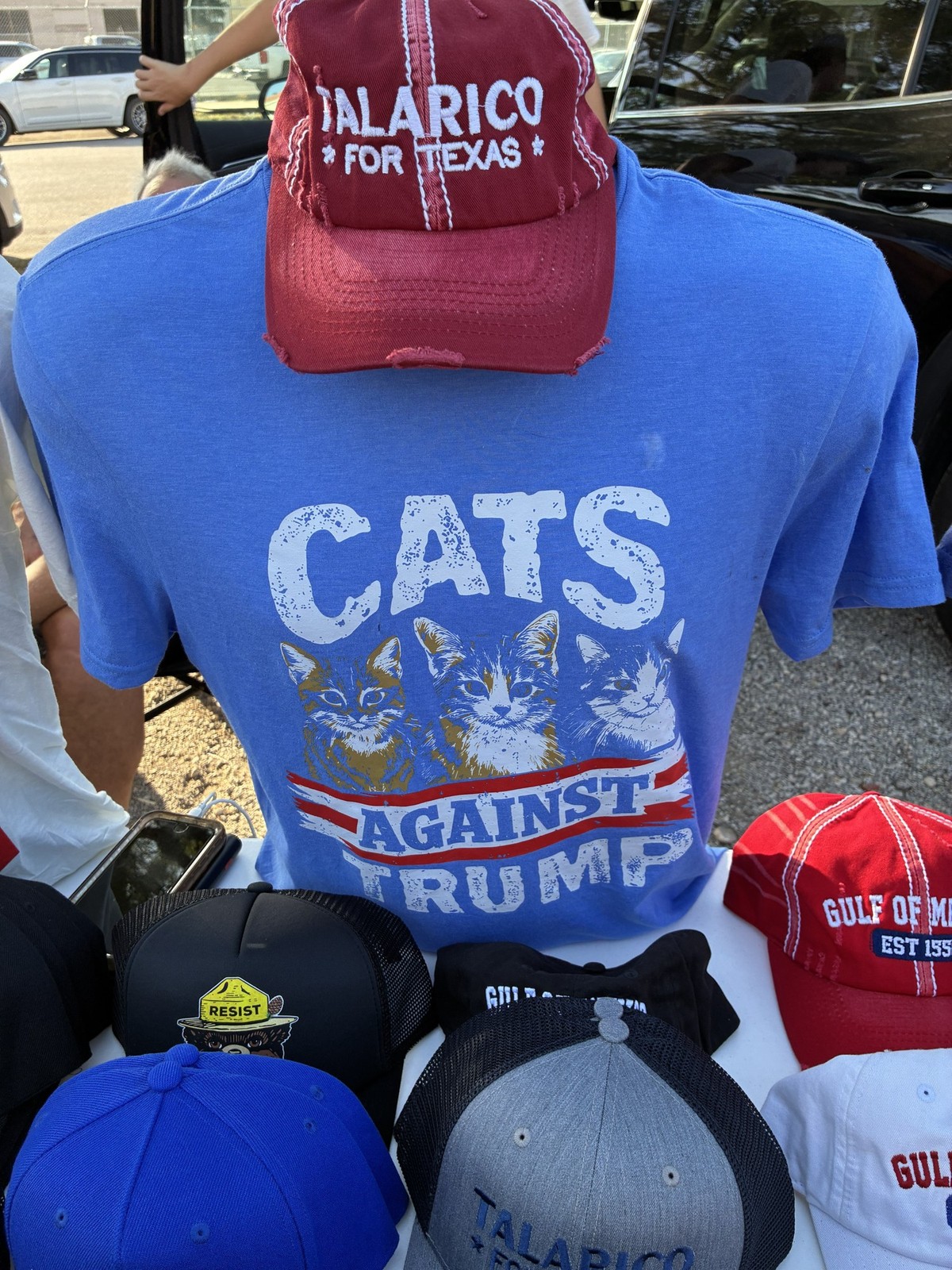 Talarico-Merchandise vor der Event-Halle in Texas.