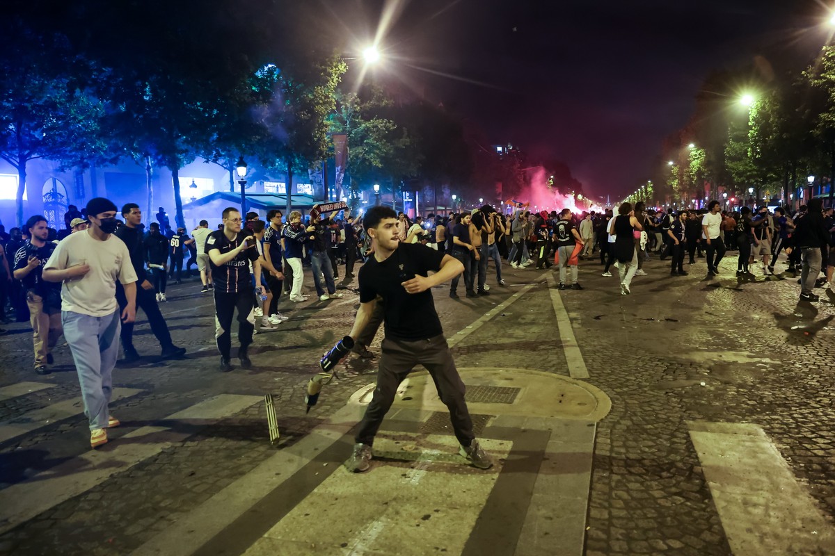 epa12148463 Fans of PSG on the Champs-Elysees after their team won the UEFA Champions League final between Paris Saint-Germain and Internazionale Milano, Paris, France, 31 May 2025. EPA/CHRISTOPHE PET ...