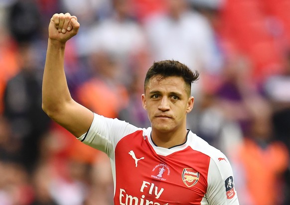 epa05994202 Alexis Sanchez celebrates after Arsenal&#039;s 2-1 win during the FA Cup final match Arsenal vs Chelsea at Wembley Stadium in London, Britain, 27 May 2017. EPA/ANDY RAIN EDITORIAL USE ONLY ...