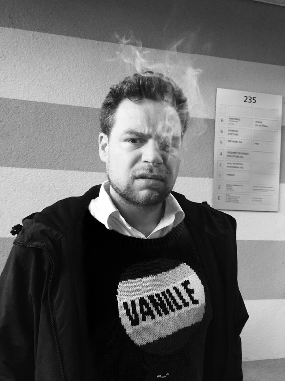 Maurice Thiriet rauchend und irritiert vor dem watson-Büro.