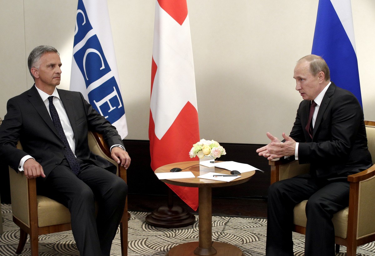 Didier Burkhalter ruft zum «Dialog auf allen Ebenen» auf. Hier trifft er sich im Juni im Rahmen einer OSZE-Konferenz mit dem russischen Präsidenten Putin.
