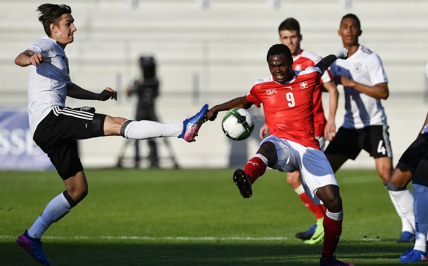 Der Schweizer Dimitri Oberlin, rechts, im Duell mit Deutschlands Florian Neuhaus beim Fussball U20 Laenderspiel am Vier-Nationen-Turnier zwischen der Schweiz und Deutschland, am Montag 27. Maerz 2017, ...