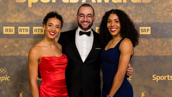 Ditaji Kambundji, Leichtathletik, Florian Clivaz, und Mujinga Kambundji, Leichtathletik, von links, posieren auf dem goldenen Teppich vor der Verleihung der Sports Awards 2023 am Sonntag, 10. Dezember ...