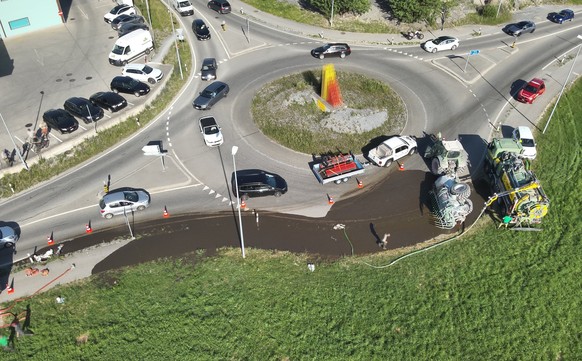 In Atlstätten SG ist am Freitag, dem 29.05.2026 ein Anhänger mit Gülle ausgelaufen. (cpf)