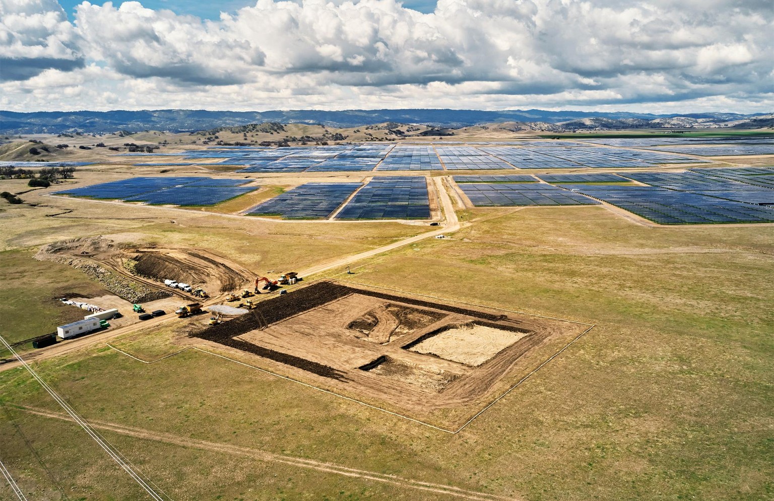 Die «California Flats»-Baustelle. Das Techportal The Verge will erfahren haben, dass Apple zur Energiespeicherung rund 85 «Megapack»-Batterien von Tesla einsetzen will. Tesla hatte das für industriell ...