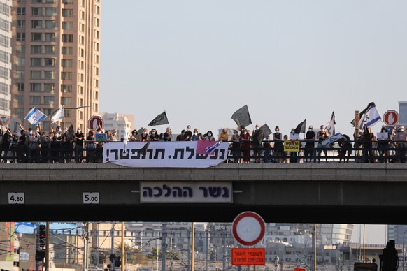 epa08579172 Israelis protest against Israeli Prime Minister Benjamin Netanyahu on a bridge in Ayalon Highway, Israel, 01 August 2020. Netanyahu faces an ongoing trial with indictments filed against hi ...