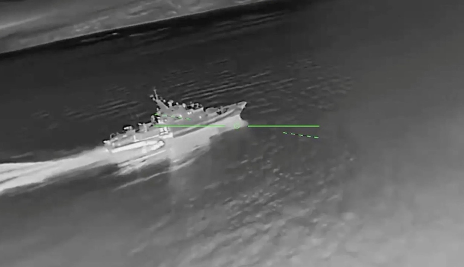 Eine ukrainische Drohne nimmt ein russisches Schiff in den Fokus (Archivbild): Drohnen sind ein entscheidender Vorteil der Ukraine im Krieg gegen Russland.