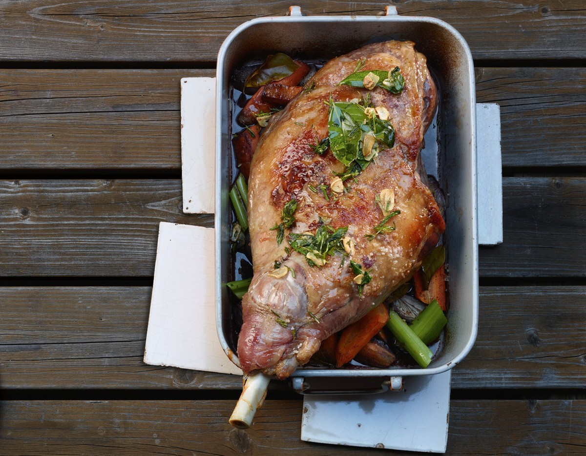 http://www.schweizerfleisch.ch/rezepte-zubereitung/rezepte/lammgigot-mit-schalotten-getrockneten-feigen-stangensellerie-und-lorbeer-in-rotwein-geschmort.html lammgigot lammkeule