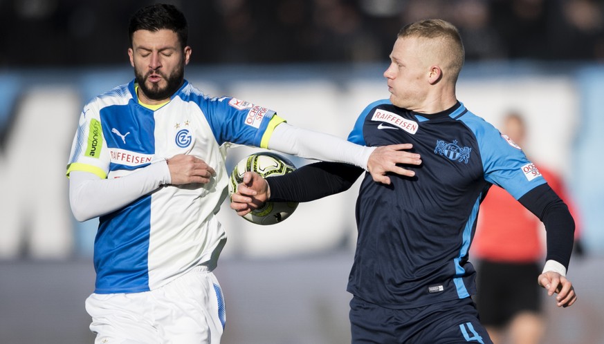 Grasshopper Marco Djuricin, links, spielt um den Ball gegen Zuerichs Rasmus Thelander, rechts, im Fussball Meisterschaftsspiel der Super League zwischen dem Grasshopper Club Zuerich und dem FC Zuerich ...