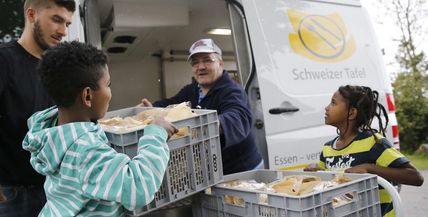 ZUR ARBEIT DER SCHWEIZER TAFEL STELLEN WIR IHNEN AM DONNERSTAG, 14. MAI 2015, FOLGENDES NEUES BILDMATERIAL ZUR VERFUEGUNG --- Fluechtlingskinder aus Eritrea und der Zivildienstleistende Daniel Held, l ...