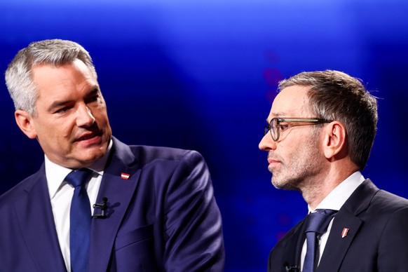 epa11626917 Austrian Chancellor and Head of the Austrian People&#039;s Party (OeVP) Karl Nehammer (L) and chairman and top candidate of the Freedom Party of Austria (FPOe) Herbert Kickl (R) look on pr ...