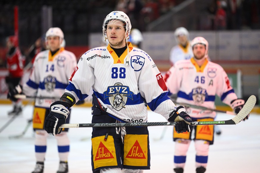 L&#039;attaquant zougois Sven Senteler, centre, montre sa deception apres la fin du match du championnat suisse de hockey sur glace de National League entre Lausanne HC, LHC, et EV Zug, EVZ, ce samedi ...