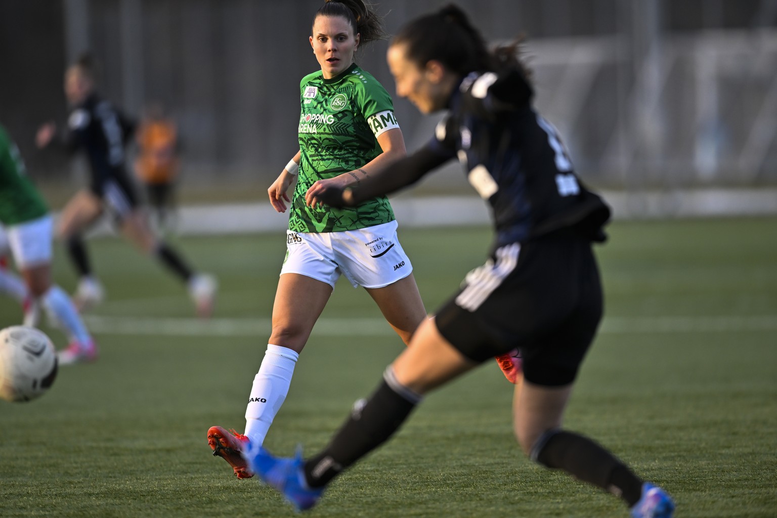 St. Gallens Valeria Iseli, links, im Fussballspiel der Women&#039;s Super League zwischen dem FC St. Gallen-Staad und dem Grasshopper Club Zuerich, am Samstag, 12. Februar 2022, im Gruendenmoos in St. ...