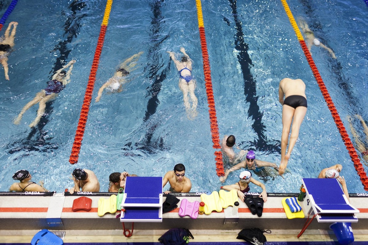 Swimmer warm up at the 2016 Swiss Swimming Championships 2016 at the indoor swimming pool in Zuerich-Oerlikon, Switzerland, on March 11, 2016. (KEYSTONE/Petra Orosz)

Schwimmer beim Aufwaermen an den  ...